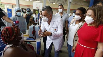 El ministro de Salud, Camilo Salinas, durante una jornada de vacunación en Esmeraldas, el 7 de mayo de 2021.