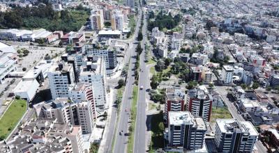 Vista aérea de la avenida Mariscal Sucre, en el occidente de Quito, el 1 de mayo de 2021. 