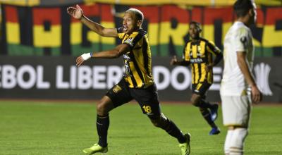 Jair Reinoso festeja uno de los dos goles que le convirtió a Barcelona, el martes 11 de mayo de 2021, en el estadio Hernando Siles de La Paz. 