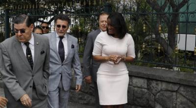 La fiscal Diana Salazar, el contralor Pablo Celi durante el acto de izada de la bandera en el edificio incendiado de la Contraloría, en 2019.