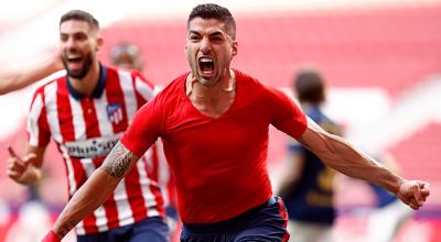 Luis Suárez, el delantero uruguayo del Atlético de Madrid, celebra su gol agónico con el que su equipo derrotó al Osasuna por la liga española, el domingo 16 de mayo de 2021.