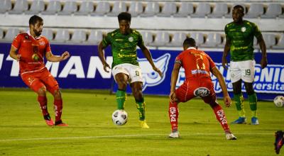 Daniel Angulo, de Orense, maneja la pelota en el partido ante Técnico, en Ambato, el 17 de mayo de 2021.