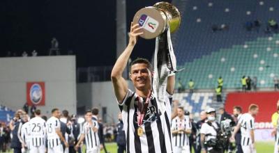 Cristiano Ronaldo levanta el trofeo de la Copa Italia, conquistada con la Juventus el 19 de mayo de 2021.