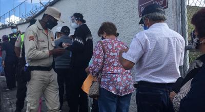 Personas en el exterior de un colegio en el norte de Quito en donde se vacunaba a mayores de 65 años de edad sin cita, el 21 de mayo de 2021.
