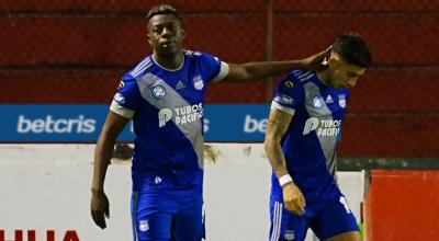 Los jugadores de Emelec, Alejandro Cabeza y Joao Rojas, celebran el primer gol anotado a Mushuc Runa, por la LigaPro, el 22 de mayo de 2021.