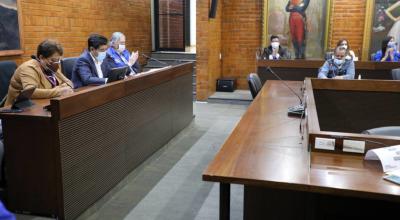 El alcalde de Quito, Jorge Yunda (a la izquierda), durante una reunión con representantes de los mercados de la ciudad, el 17 de mayo de 2021.