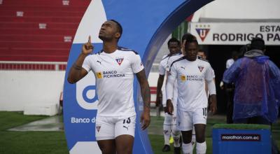 Pedro Pablo Perlaza salta al campo del estadio Rodrigo Paz Delgado, en un partido ante Aucas, el 16 de mayo de 2021. 