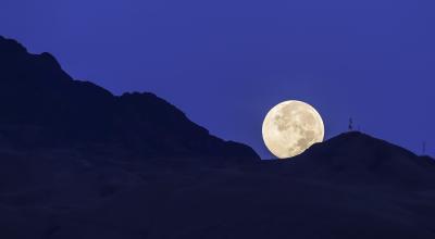 Vista de la luna rosada, asociada con el inicio de la primavera, captada el 26 de mayo cuando se ocultaba por el volcán Atacazo, ubicado al suroeste de Quito.