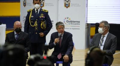 Personas esperan en las afueras del Hospital del Adulto Mayor, en Quito, para recibir la segunda dosis de la vacuna contra el coronavirus, el 26 de mayo de 2021. 