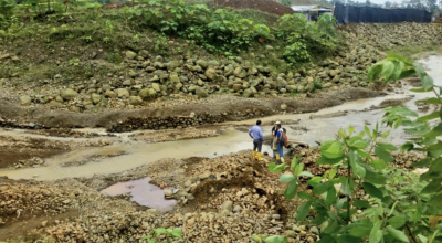 Equipo técnico de la Agencia de Regulación y Control del Agua durante una inspección técnica en las terrazas aluviales del Río Guanache, el 27 de septiembre de 2018.
