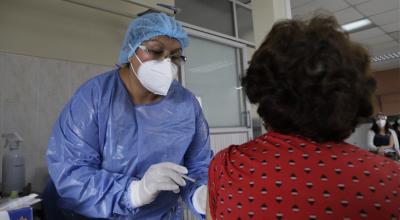 Vacunación de segunda dosis en el Hospital del Adulto Mayor, en Quito, este 26 de mayo de 2021.