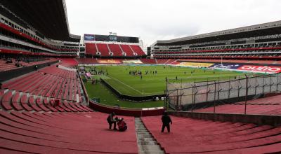 Imagen panorámica del estadio Rodrigo Paz Delgado, previo al partido entre Ecuador y Perú por las Eliminatorias sudamericanas al Mundial de Catar, el 8 de junio de 2021.