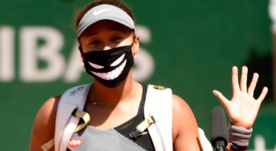 Naomi Osaka celebra su victoria contra Patricia Maria Tig  en la primera ronda de Roland Garros, el 30 de mayo de 2021.