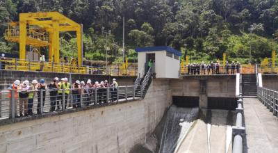 Recorrido por la central hidroeléctrica por parte del personal de Celec y de la constructora rusa Tyazhmash, el 21 de mayo de 2021.