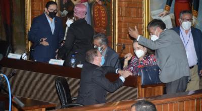 Concejales de oposición conversan con representantes del correísmo durante la sesión de remoción del alcalde Jorge Yunda, el 2 de junio de 2021.