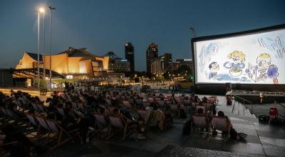 Numerosas persona observan una proyección de cine en la céntrica Potsdamer Platz, en Berlín. La edición 2021 de Berlinale tendrá proyecciones similares en distintas plazas de la ciudad.