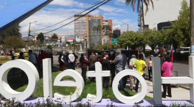 Los habitantes de tres barrios participan de un plantón en los exteriores del Hotel Quito, en la avenida González Suárez, el 5 de junio de 2021.