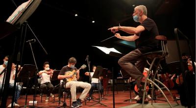  El director italiano, Aurelio Zarrelli, dirige un ensayo de la Orquesta Sinfónica de Cartagena, el 28 de mayo de 2021. 