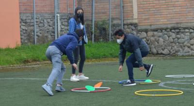 Alumnos de Colegio Santa Ana, de Cuenca, juegan en una de las canchas de la institución, el 7 de junio de 2021.