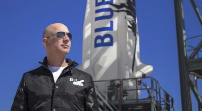 Jeff Bezos, inspecciona las instalaciones de lanzamiento de New Shepard en el oeste de Texas antes del viaje inaugural del cohete, en el oeste de Texas, EE. UU.