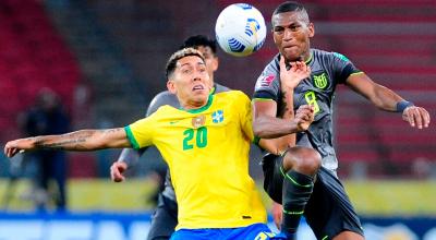 El jugador Roberto Firmino de Brasil disputa el balón con Carlos Gruezo de Ecuador, en las Eliminatorias al Mundial de Catar 2022, el viernes 4 de junio de 2021.