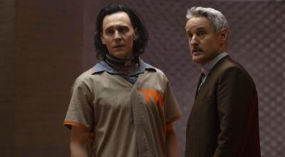 Loki (Tom Hiddleston) y el agente Mobius (Owen Wilson), en una escena del episodio inicial de 'Loki'.