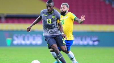 Enner Valencia maneja una pelota en el partido ante Brasil por Eliminatorias, el 4 de junio de 2021, en Porto Alegre.