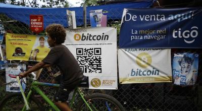 Fotografía de carteles que ofrecen bitcoin como forma de pago cerca a la playa El Zonte  en Chiltiupan (El Salvador). 