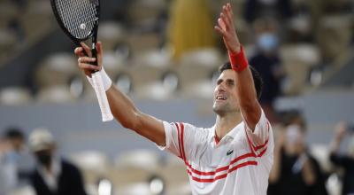 Novak Djokovic festeja tras su triunfo ante Rafael Nadal, en las semifinales de Roland Garros, el 11 de junio de 2021.