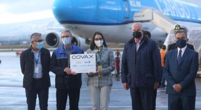 La ministra de Salud, Ximena Garzón; junto al vicepresidente, Alfredo Borrero, en el aeropuerto de Quito, el 11 de junio de 2021. 