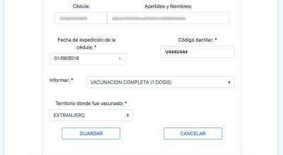 Ciudadanos en Guayaquil esperan su turno para ser vacunados contra el Covid-19, el 12 de junio de 2021. 