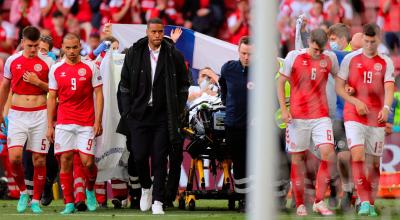 Christian Eriksen es retirado de la cancha en camilla después de recibir asistencia médica durante el partido Dinamarca vs. Finlandia, por el Grupo B de la Eurocopa 2020.