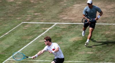 Gonzalo Escobar junto a su compañero Ariel Behar en las semifinales del ATP 250 de Stuttgart, el sábado 12 de junio.