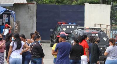 Personas y vehículos de la Policía en el exterior de la Penitenciaria del Litoral, el 13 de junio de 2021.  