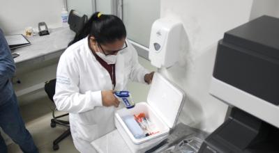 Personal del Laboratorio de Referencia de Arcsa, en Guayaquil, inspecciona las vacunas contra Covid-19 falsas, el 13 de junio de 2021. 
