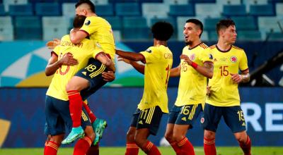 Edwin Cardona celebra con sus compañeros el 1-0 que le convirtió a Ecuador, en la Copa América.