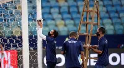 Jueces realizan preparativos para el partido entre Paraguay y Bolivia de la Copa América, en el estadio Olímpico en Goiania, el 14 de junio de 2021