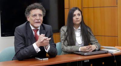 Pablo Celi y Valentina Zárate durante la lectura del borrador del informe del Examen especial a la legalidad, fuente y usos de la deuda pública interna y externa, el 14 de marzo de 2018,