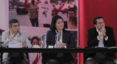 La candidata presidencial derechista por el partido Fuerza Popular, Keiko Fujimori, habla junto a sus asesores Miguel Torres (d) y Luis Galarreta (i). Lima, 17 de junio de 2021