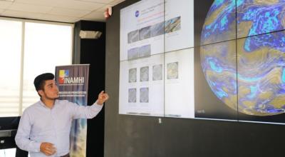 Técnico de Inamhi observando una de las pantallas donde se reflejan las condiciones climáticas.