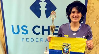 La ajedrecista Carla Heredia con el trofeo de campeona del US Women's Open y la bandera de Ecuador, el jueves 17 de junio de 2021.