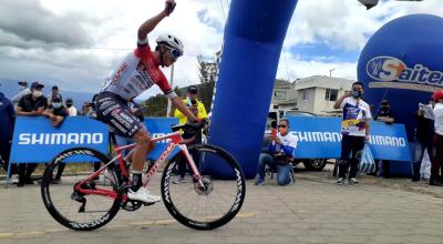 Alexander Cepeda cruza la meta y se proclama campeón nacional de ruta, el viernes 18 de junio de 2021. 