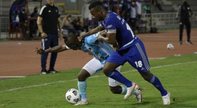 Jefferson Orejuela (der) disputa el balón ante Danny Cabezas, en el Estadio Christian Benítez, en Guayaquil, el 19 de junio de 2021. 