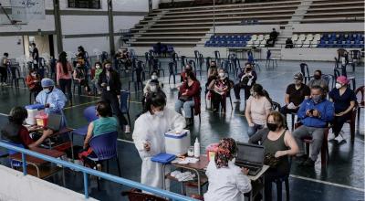 Personas esperan en un centro de vacunación de Quito, el 1 de junio de 2021.