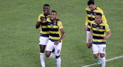 Los jugadores ecuatorianos festejan el gol ante Venezuela por la Copa América en Brasil, el domingo 20 de junio de 2021.