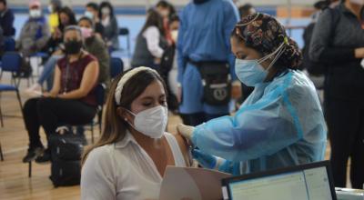 Una mujer recibe la vacuna contra el Covid-19, el 21 de junio de 2021, en Cuenca.