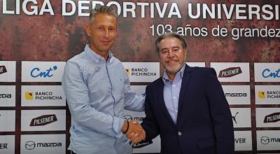 Miguel Herrera (i), analista de rendimiento de Liga, junto al directivo Isaac Álvarez (d), en una rueda de prensa en Quito, el 24 de junio de 2021.