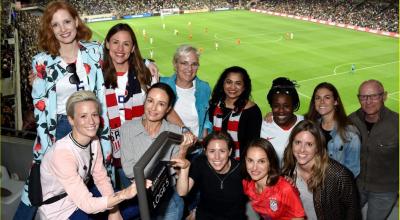 Natalie Portman (con camiseta roja) junto a accionistas del Angel City FC el 7 de abri de 2019. 