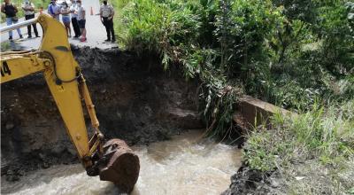 Maquinaria del Servicio Nacional de Riesgo colabora con la rehabilitación de la vía Puyo, en Pastaza, el 26 de junio de 2021.