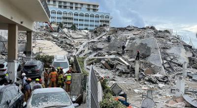 Rescatistas continúan con la búsqueda de desaparecidos tras el derrumbe de un edificio en Miami, el 25 de junio de 2021.